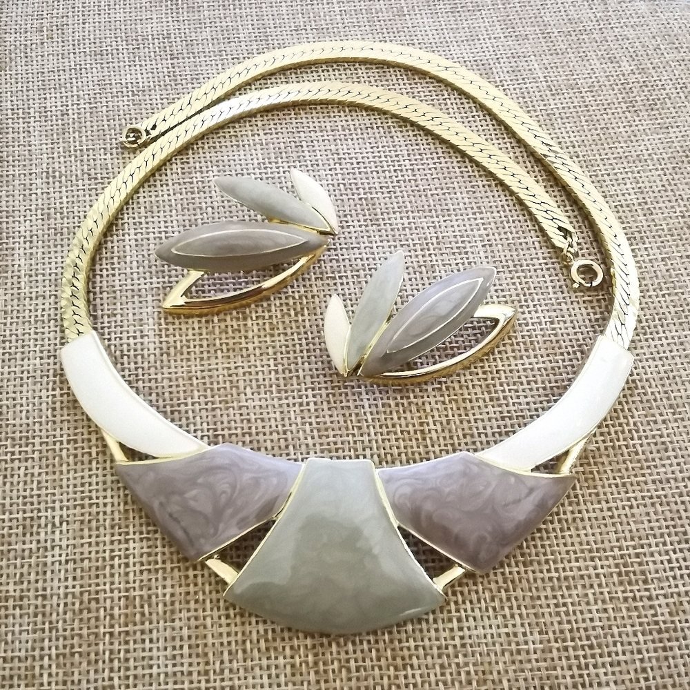 Vintage TRIFARI Signed Enamel Choker Necklace & Earrings Set